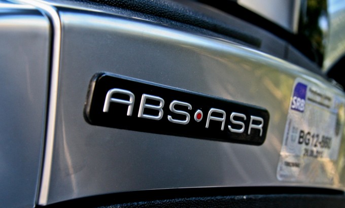 ABS nije standard ni na supersportskim motociklima, te se i ovde nalazi u opremljenijoj verziji. Uz njega ide i ASR sistem koji sprečava proklizavanje pogonskog točka prilikom kretanja i naglog ubrzavanja
