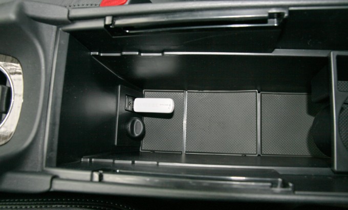 USB priključak u kaseti ispod ruke vozača