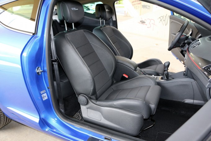 Prednja sedišta su preuzeta iz sportske verzije RS