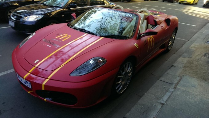 Auto magazin Ferrari McDonalds 3