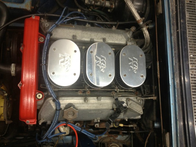 Tri dvogrla karburatora činili su motor pomalo nepredvidivim