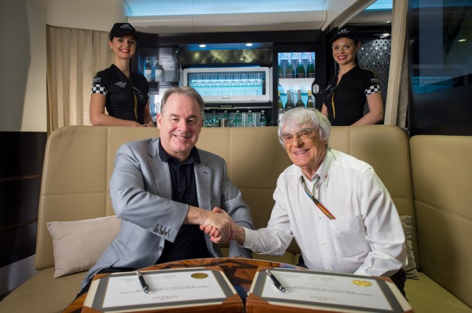 Džejms Hogan, predsednik i generalni direktor Etihad ervejza i Berni Eklston, generalni direktor Formula jedan grupe, zaključuju novi ugovor o sponzorstvu Etihad ervejz Velike nagrade Abu Dabija u Formuli 1 u prototipu lobi bara aviona A380 u Centru za inovacije Etihad ervejza u Abu Dabiju