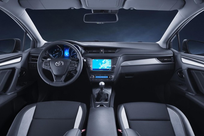 auto magazin toyota avensis facelift
