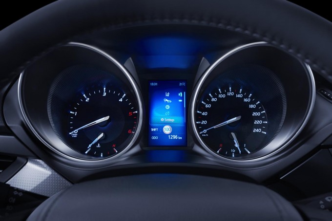 auto magazin toyota avensis facelift