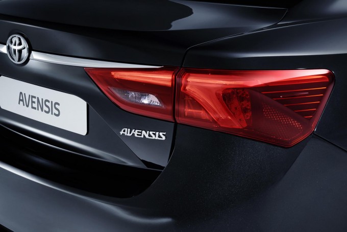 auto magazin toyota avensis facelift