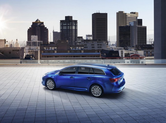 auto magazin toyota avensis facelift