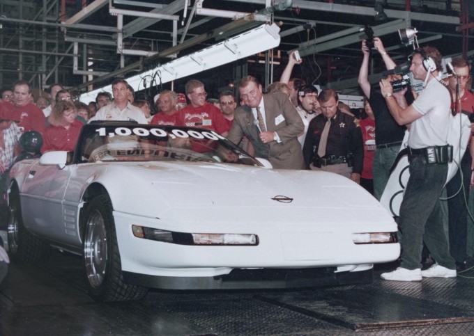 auto magazin GM begins restoring the 1 Millionth Corvette that was damaged by a sinkhole
