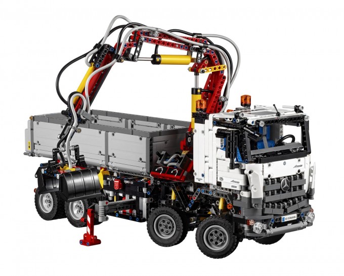 auto magazin Lego introduces their Mercedes Arocs 3245