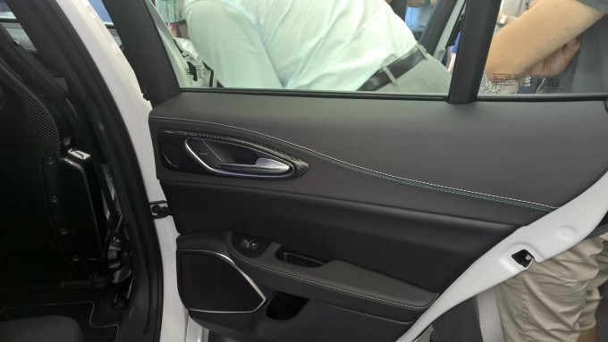 auto magazin alfa giulia enterijer 8