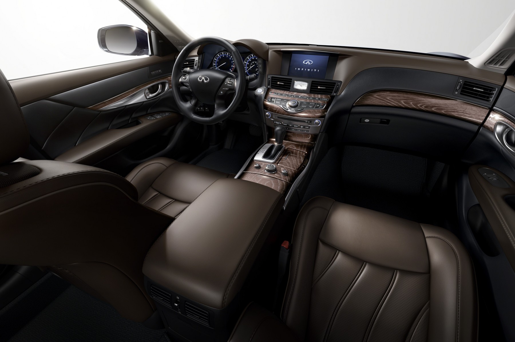 auto magazin infiniti q70 enterijer 2