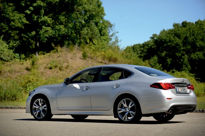 Auto magazin infiniti q70 servis