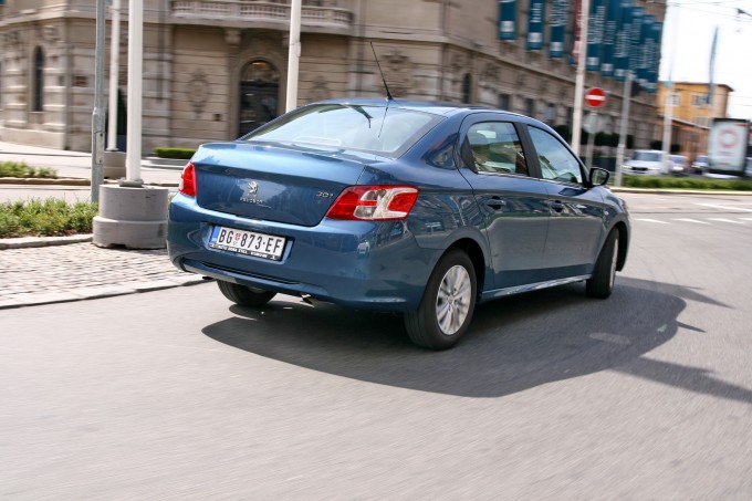Auto magazin peugeot 301 test 01