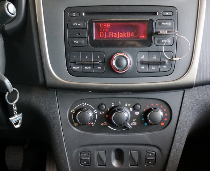 Auto magazin dacia sandero dci life 01b