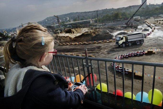 auto magazin srbija volvo fmx reklama snimljena pored pancevackog mosta