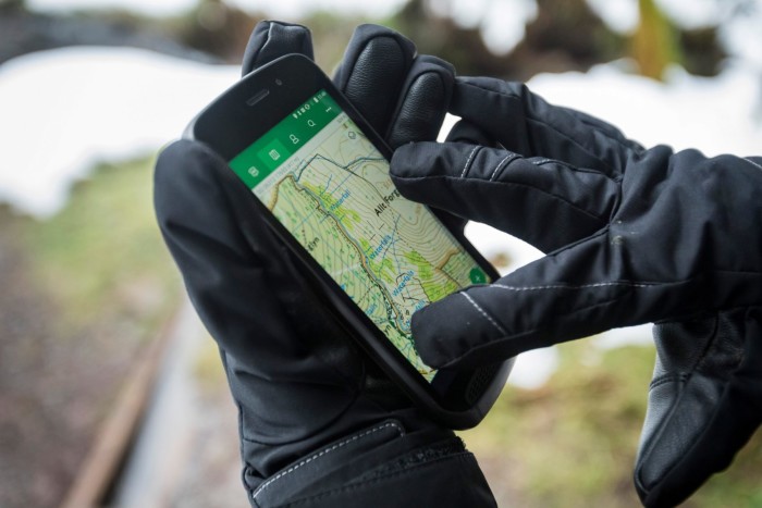 auto-magazin-srbija-land-rover-explore-smartphone