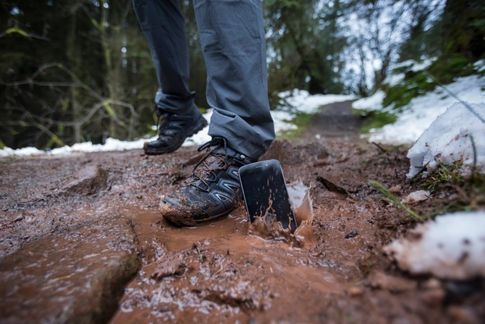 auto-magazin-srbija-land-rover-explore-smartphone