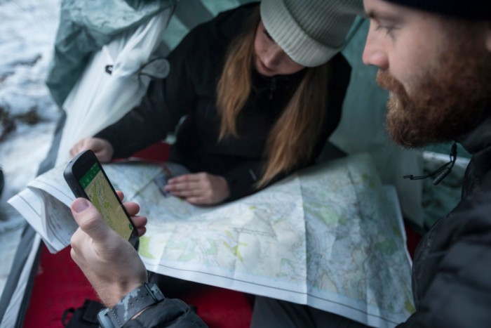 auto-magazin-srbija-land-rover-explore-smartphone