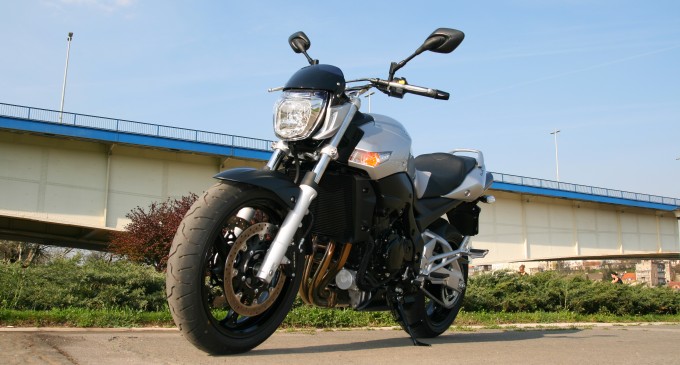 Moto: Suzuki GSR 600