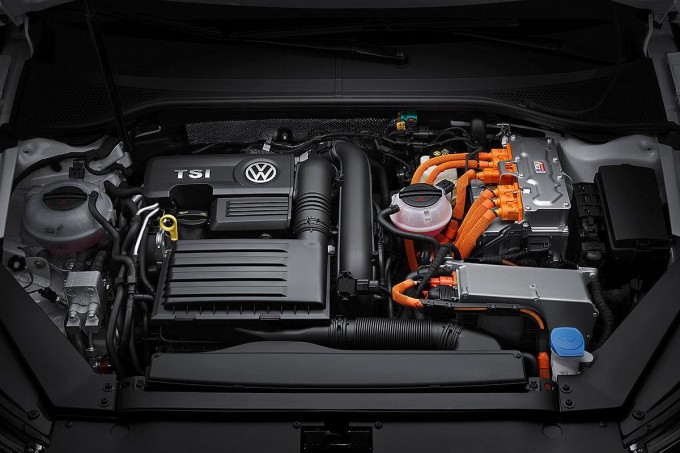 Auto magazin VW Passat Hybrid 1
