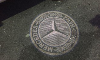 LED projektor Mercedesa GLE ocrtava logo kompanije
