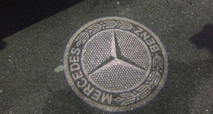 LED projektor Mercedesa GLE ocrtava logo kompanije