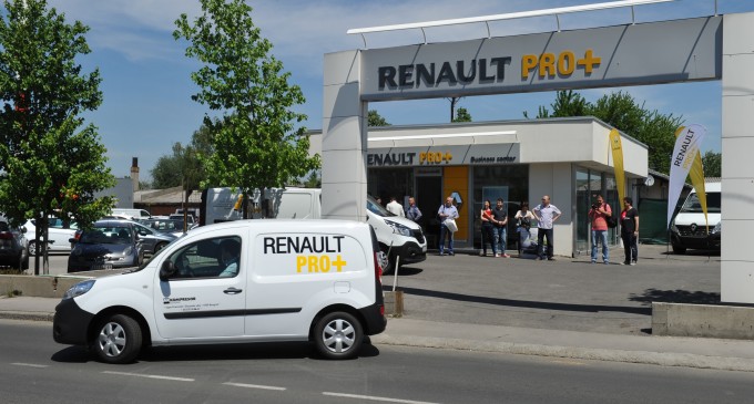 Karavan Renault dostavnjaka u AK Kompresor