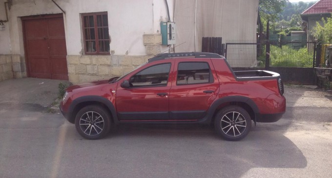 Dacia Duster Double Cab pickup snimljena u Rumuniji