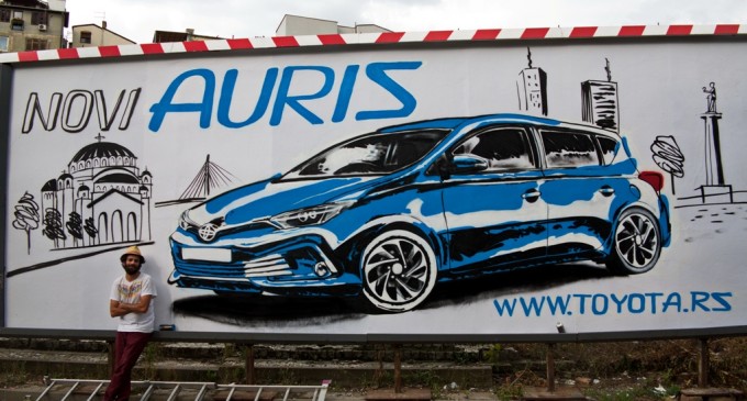 Toyota Auris na bilbordima tehnikom grafita