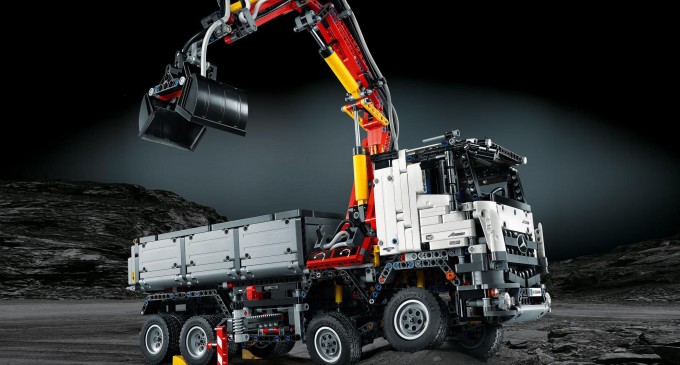 Da li biste slagali Lego Mercedes Arocs 3245?