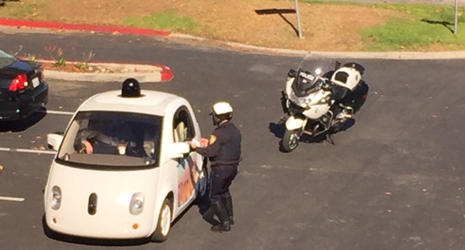 Google autonomni auto zaustavljen zbog prespore vožnje