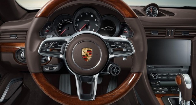 Kako vam se sviđa Porsche 911 sa detaljima od drveta?