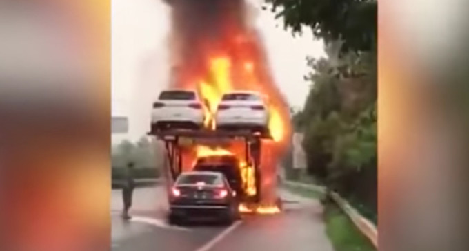 Neustrašivi vozač spašava auto iz zapaljenog kamiona