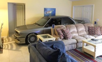 Parkirao BMW M3 u dnevnu sobu za vreme uragana Matthew