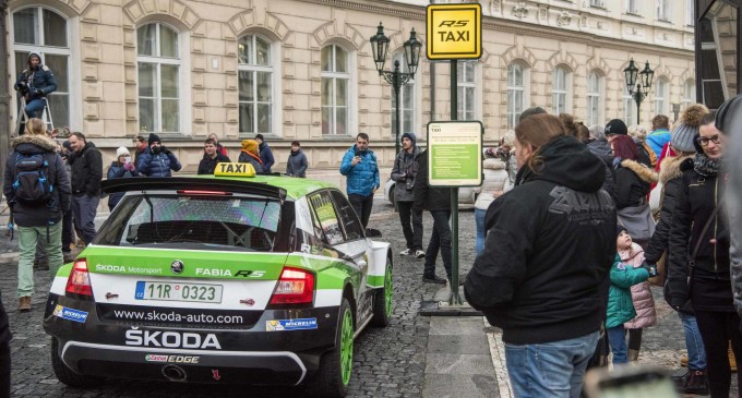 Škoda Fabia R5 je božićni taksi u Pragu