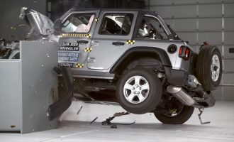 Novi Jeep Wrangler prevrnut tokom crash testa