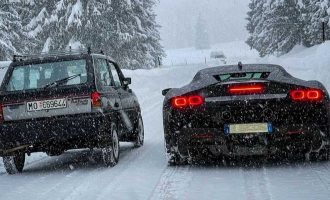 Ko je brži po snegu: Fiat Panda 4×4 ili Ferrari SF90 Stradale?