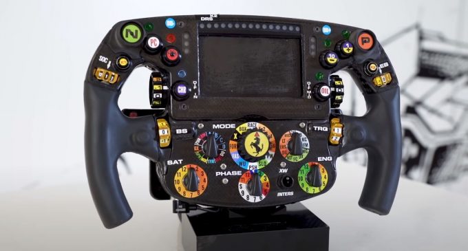 Carlos Sainz objašnjava čemu služe dugmići na F1 volanu
