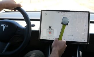 Šta će se desiti ako razbijete displej na Tesla Modelu 3?