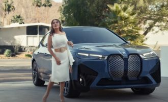 Arnold Švarceneger i Salma Hajek voze BMW iX u novoj reklami