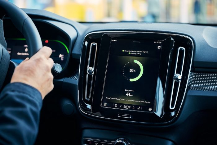 Volvo-XC40-Recharge-wireless-charging-test