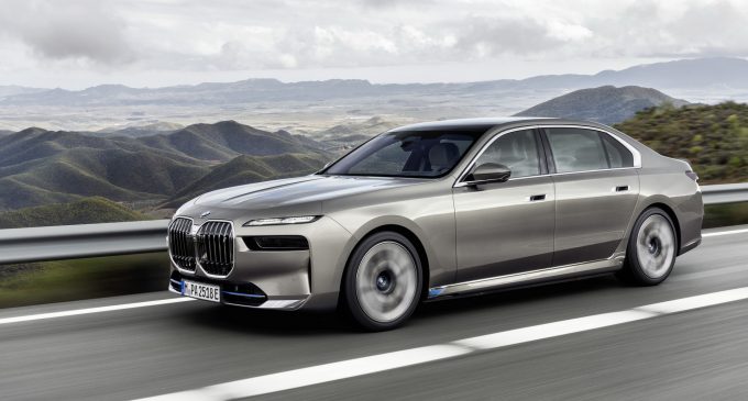 Novi BMW i7 je na struju, a očekuju se i standardni SUS motori