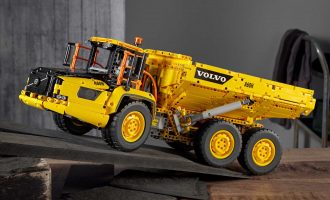 Lego Technic 6×6 Volvo ide, upravlja i istovaruje na daljinski