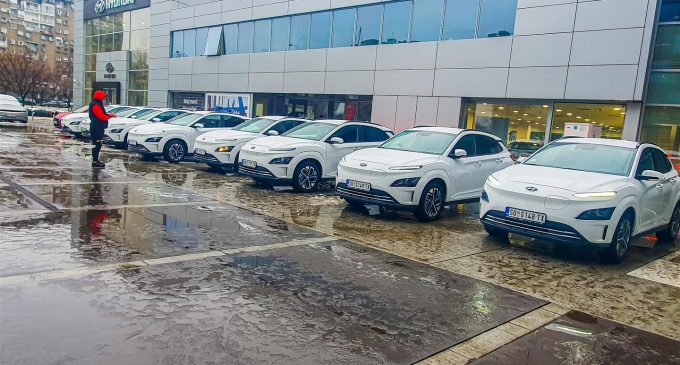 Hyundai Srbija isporučila prvih 12 Kona EV somborskom taksiju