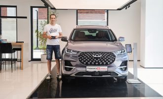 Počela isporuka Chery vozila u Srbiji, prvi kupac preuzeo ključeve