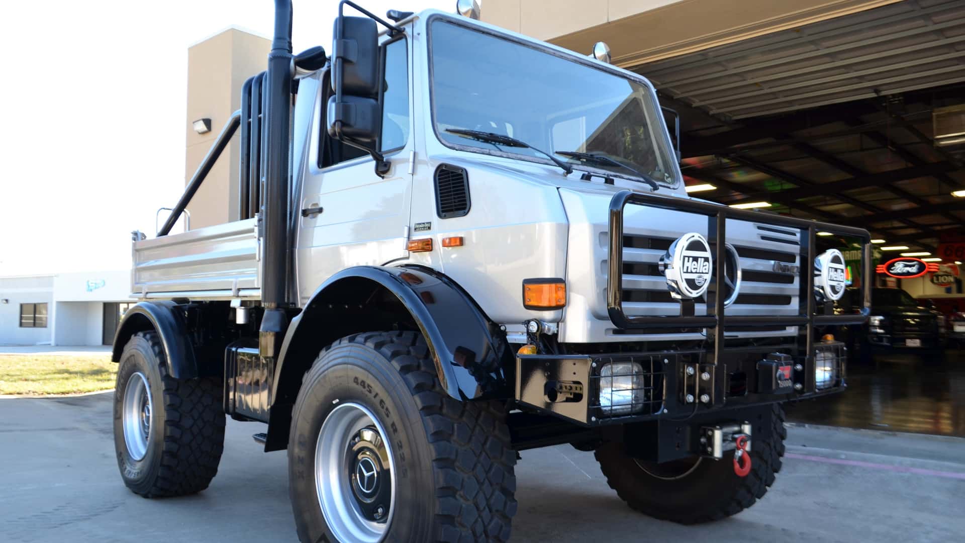 arnold-schwarzenegger-mercedes-unimog