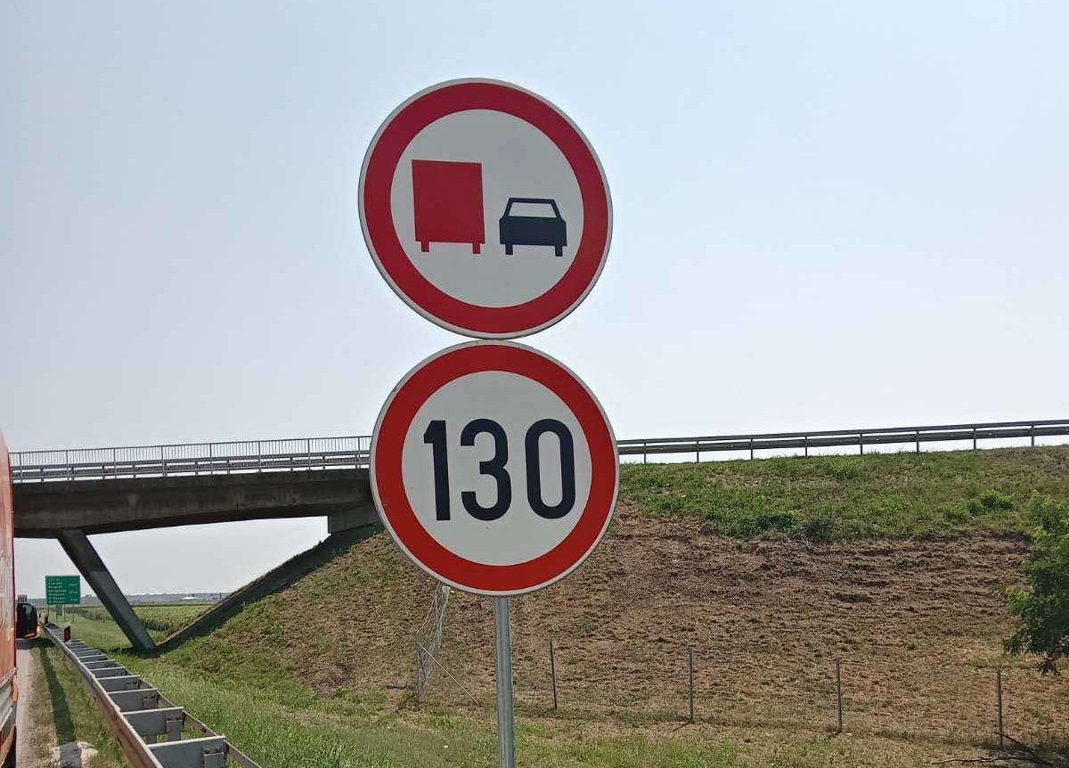 Postavljeno 140 novih znakova zabrane preticanja za teretna vozila