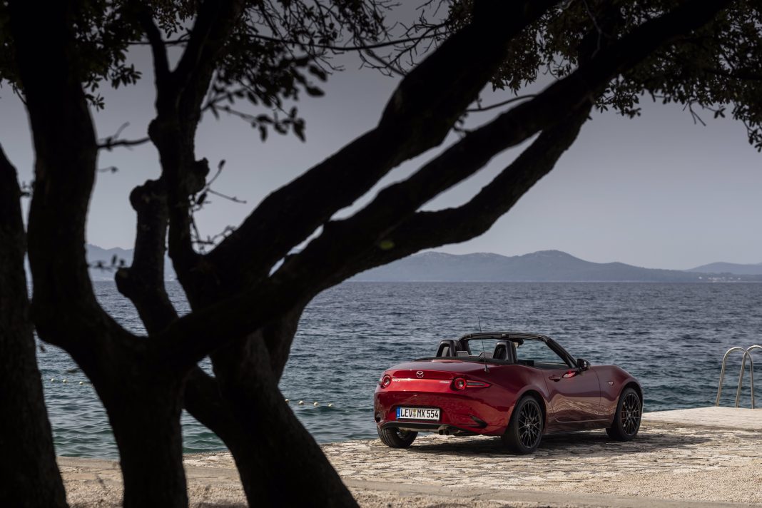 mazda_mx-5_35th_anniversary_2024_mazda_mx-5_src_still_04_lowres Mazda MX-5