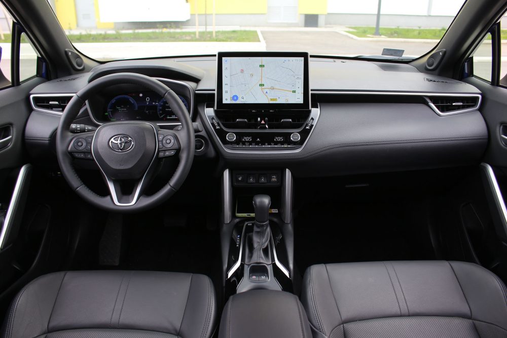 Auto magazin Srbija TEST Toyota Corolla Cross Hybrid AWD