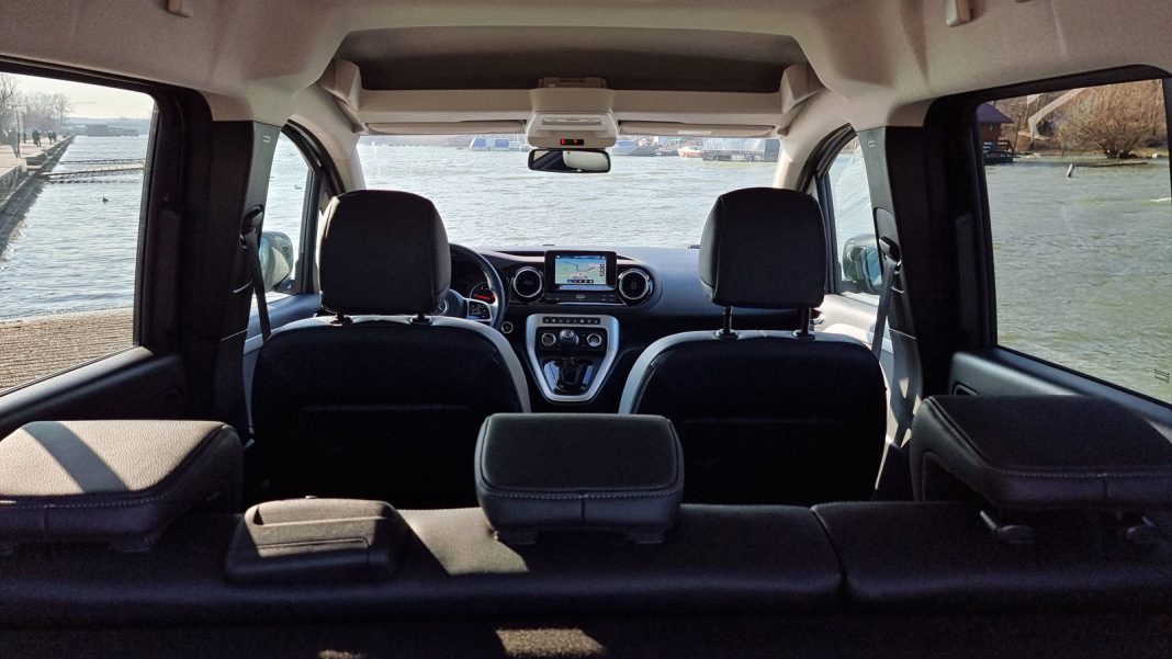 samo gornja polica iznad voza i suvozaca Auto magazin Srbija Test Mercedes-Benz T180d