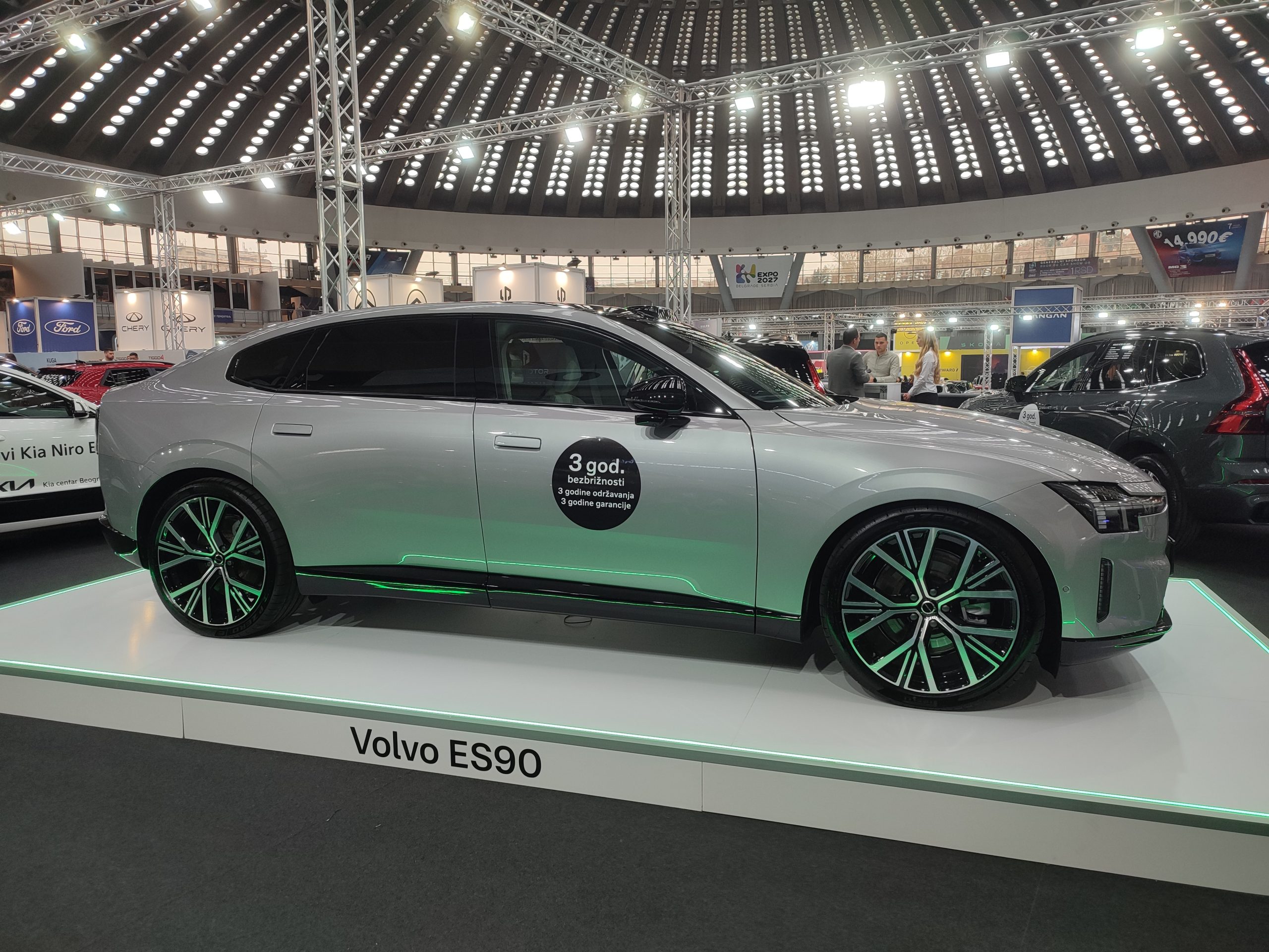 Volvo premijerno predstavlja ES90, limuzinu na struju